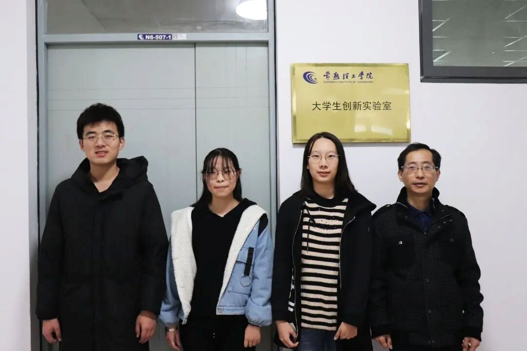 数学建模团队与指导老师合影2.jpg
