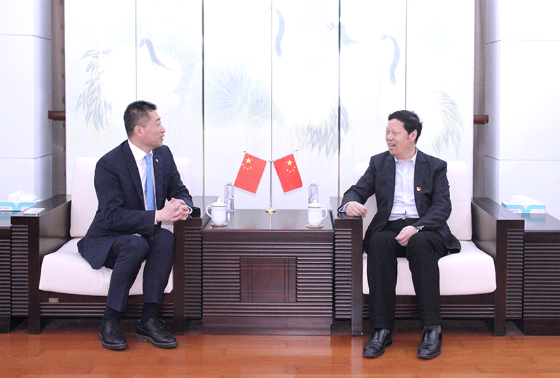 202104221619085216680318.jpg 校党委书记朱士中和鲲驰集团董事长李宏德亲切交谈.jpg